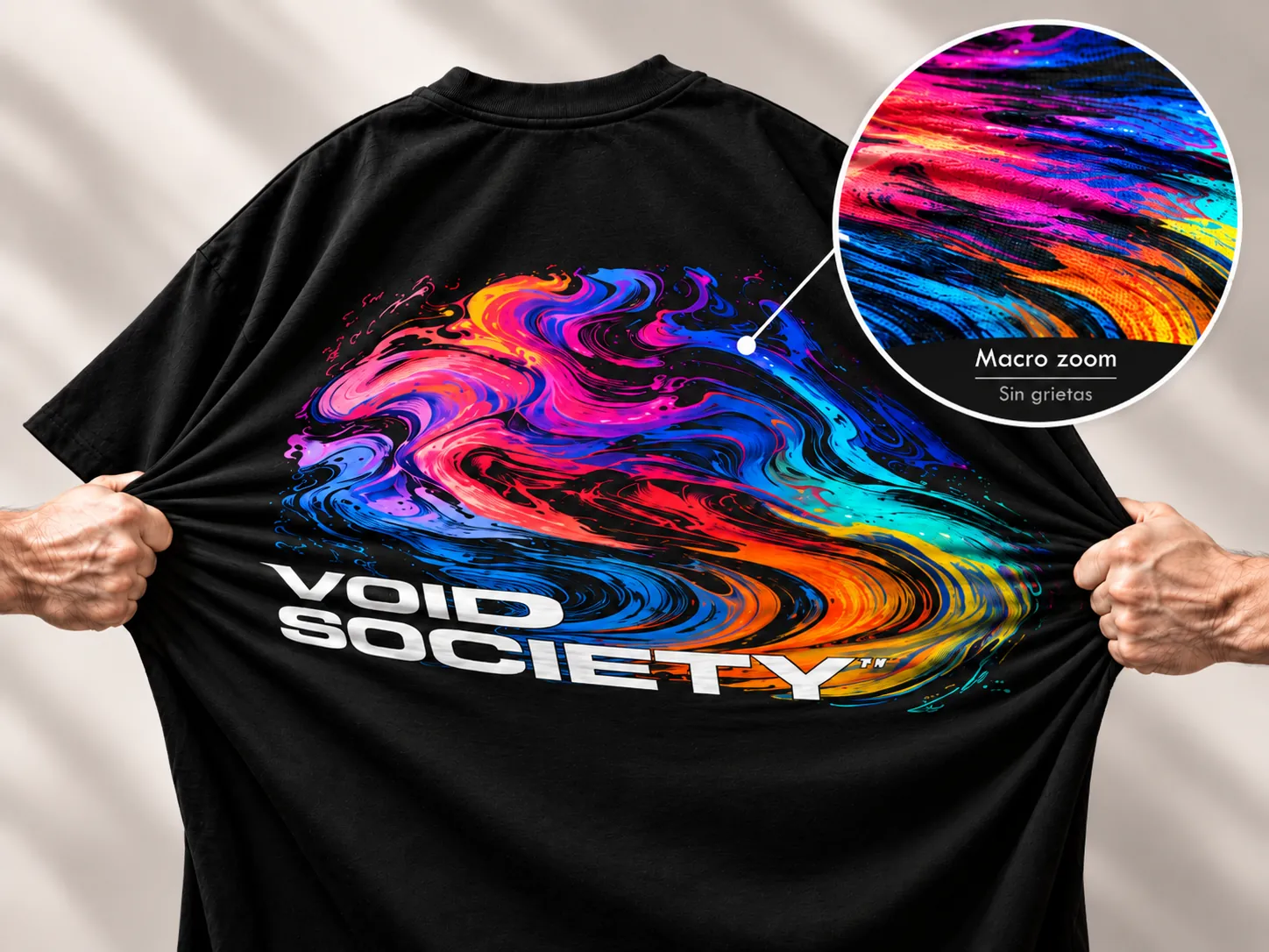 Camiseta estirada con las manos mostrando la elasticidad de la impresión DTI