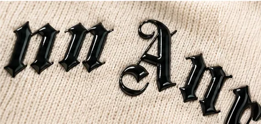 Detalle macro de la tipografía impresa sobre el punto de la sudadera