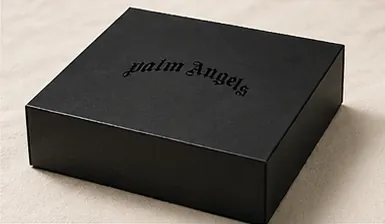 Caja negra con logotipo impreso en relieve