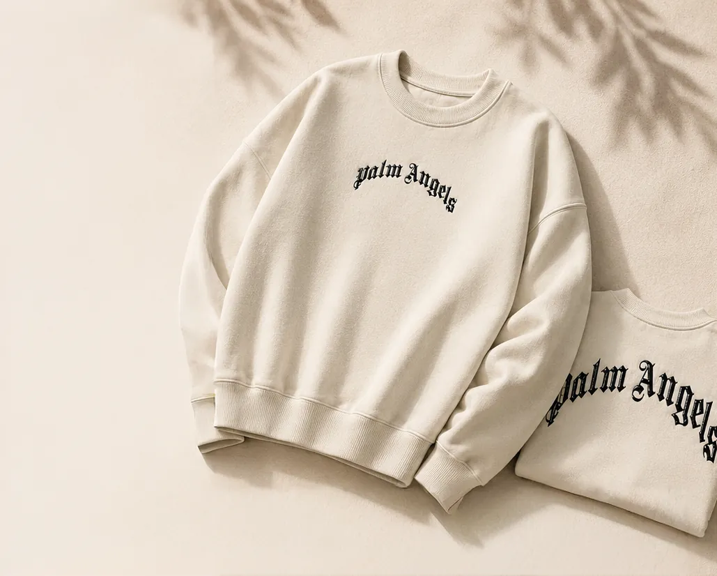 Sudadera color crudo personalizada con tipografía impresa en negro