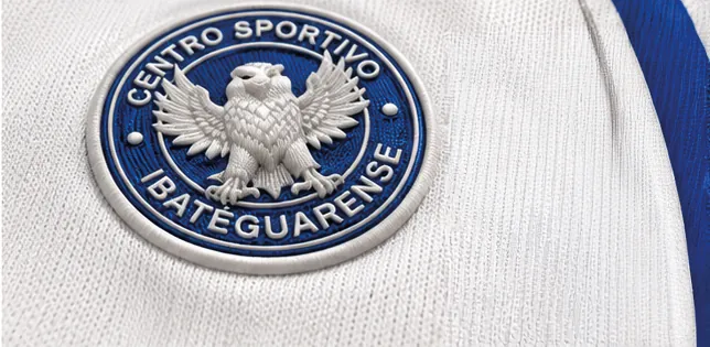 Detalle macro del escudo impreso sobre la camiseta deportiva