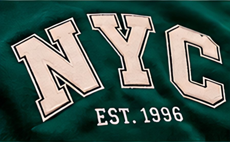 Detalle de letras estilo college en sudadera verde