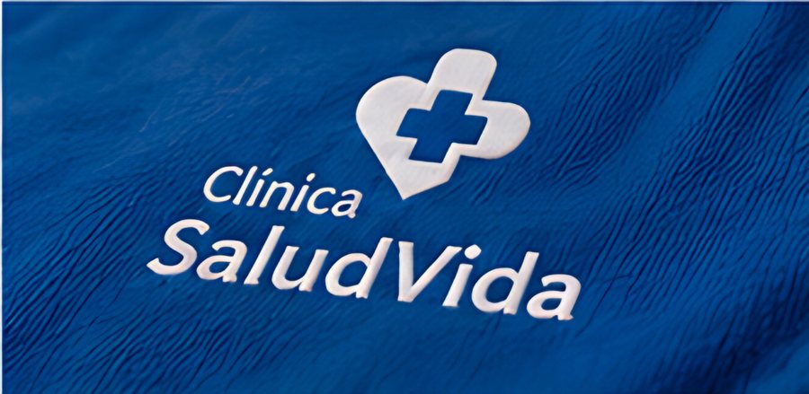 Logotipo de clínica en uniforme sanitario