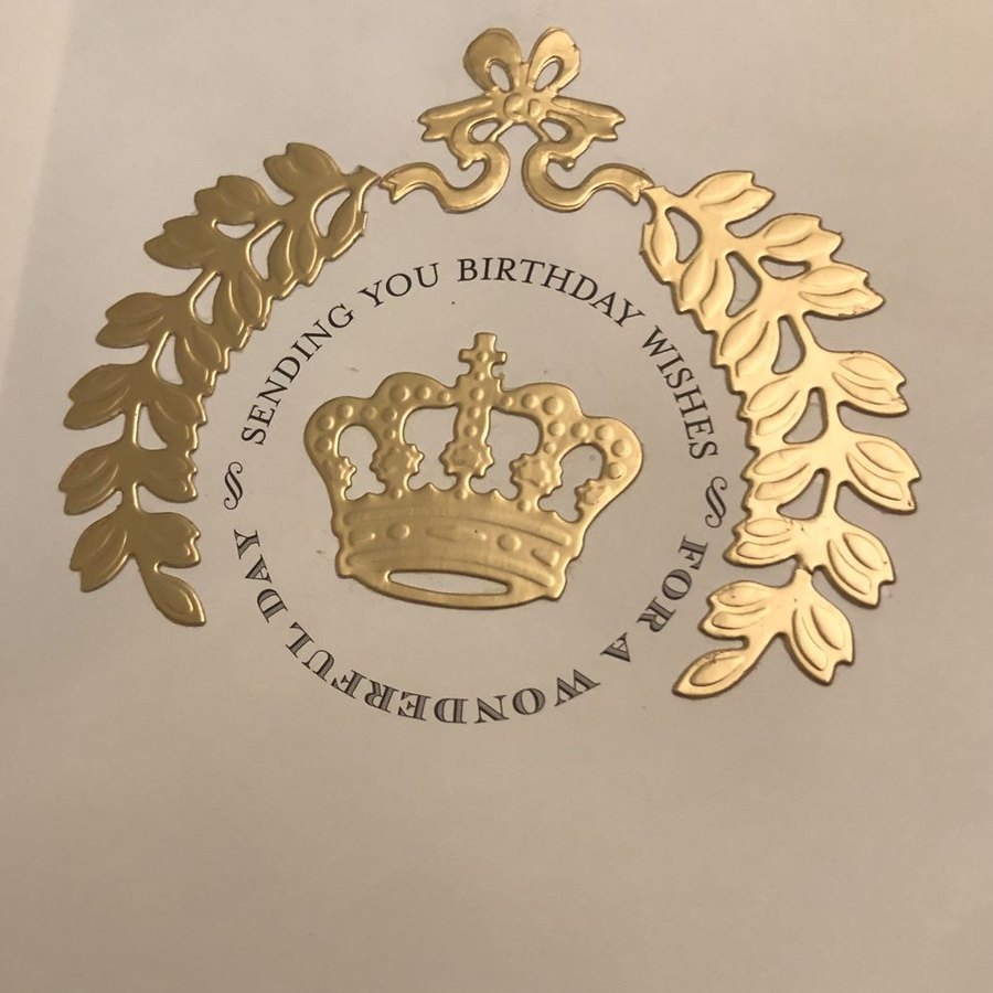 Tarjeta con corona y laureles en foil dorado